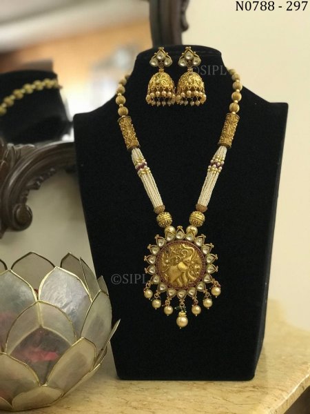 Amazing Design Kundan Temple Jewellery Set